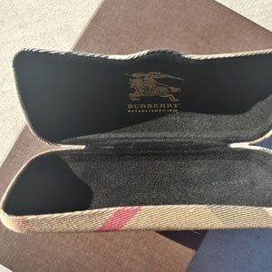 Burberry eyeglass case w/lens cloth